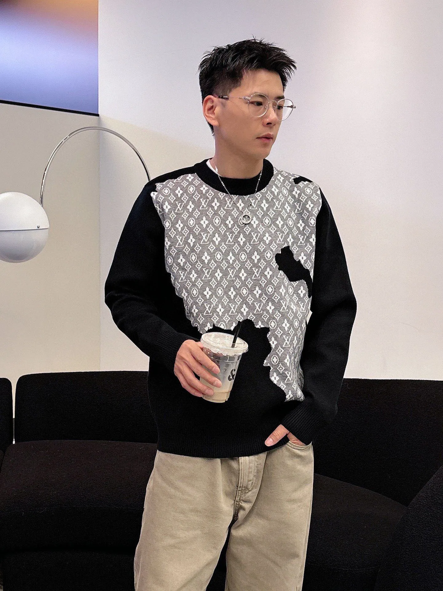🅿️440 【LV Louis Vuitton】Autumn and winter classic round neck pullover sweater, in full condition! ! ! Wool blended fabric, the latest model in 2025, golden ratio! ! Slim-fitting soft gold, versatile and practical item, the combination and practicality are extremely powerful, simple and elegant, and classy! To create your own style, it is highly recommended to buy it in two colors. The standard slim fit tailoring process is suitable for both young and old men. It is knitted from wool and will not cause any discomfort! While keeping warm, it is stylish, textured and wearable, and the classic logo with contrasting colors on the chest feels in place! ! Recommended for regular customers! ! Size M-3XL (maximum wear: 190 pounds)